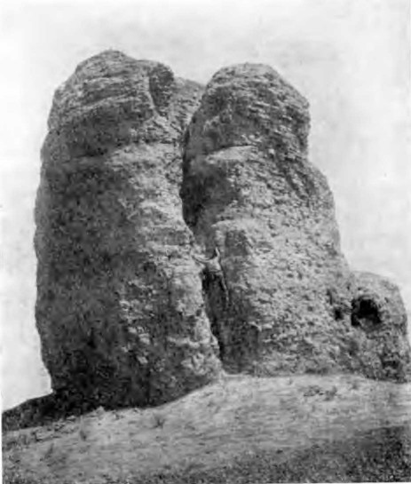 Средняя Азия. Термез. Башня Зурмала (ступа). Общий вид